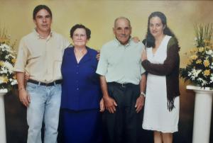 Alvir e Ana, sua esposa, junto de seus avós maternos.